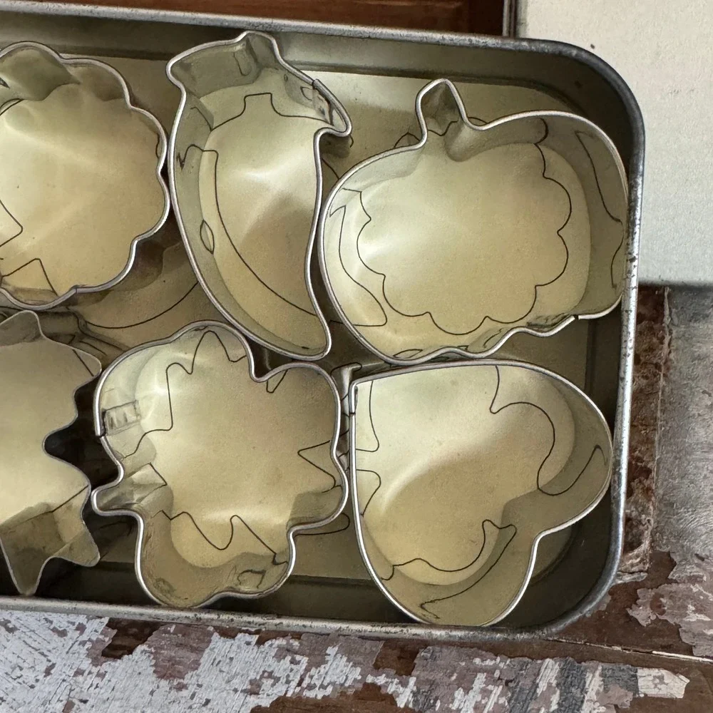 Pampered Chef Mini Cookie Cutter Set in Embossed Metal Tin 8 Piece Kitchenware
